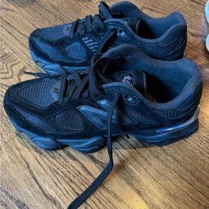 New Balance Men’s Black Sneakers Size 7